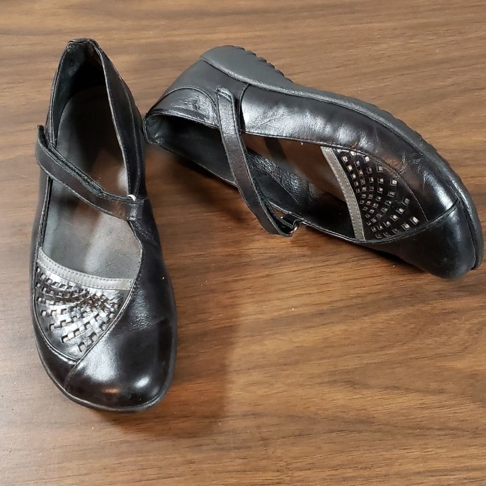 Naot Mary Jane Flat Black Leather Velcro Strap Shoes‎  37 6-6½